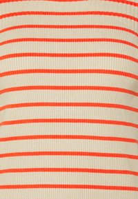 Geripptes Strickoberteil mit horizontalen beige und leuchtend orangefarbenen Streifen. Der Stoff hat eine strukturierte Oberfläche, die die lebendigen Farben des Musters hervorhebt.