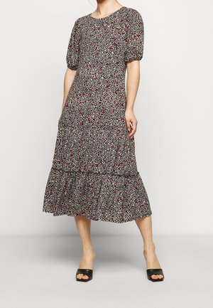 Zwarte midi-jurk met een bloemenpatroon in wit en rood. Heeft korte puffmouwen en een gerimpelde zoom. De stof lijkt lichtgewicht te zijn.