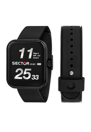 Orologio smartwatch nero con quadrante quadrato, display digitale che mostra l'ora e i dati di fitness, e un cinturino in rete testurizzata. Include un ulteriore cinturino in gomma.