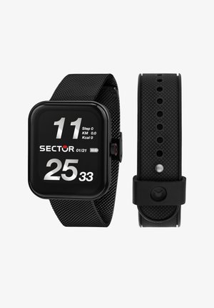 Orologio smartwatch nero con quadrante quadrato, display digitale che mostra l'ora e i dati di fitness, e un cinturino in rete testurizzata. Include un ulteriore cinturino in gomma.