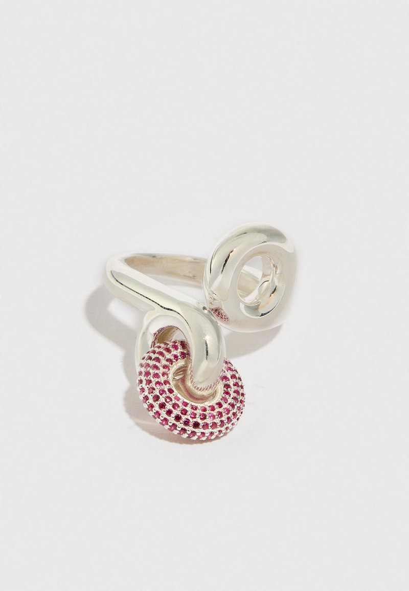 Bague en argent avec un design torsadé et un détail de pierre précieuse rouge circulaire texturée. La bague présente une finition polie et des bords lisses.