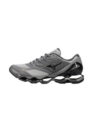 Scarpa sportiva grigia con materiale in rete e sintetico, tomaia testurizzata, accenti neri e un design distintivo della suola ammortizzata.