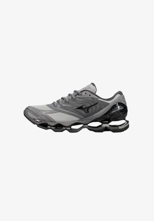 Chaussure de sport grise avec un matériau en maille et synthétique, tige texturée, accents noirs et un design de semelle avec un coussin distinctif.
