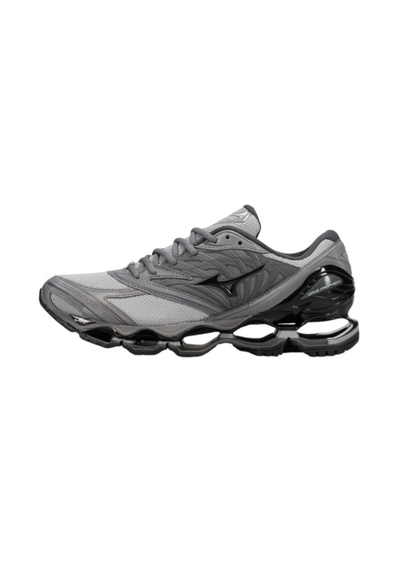 Scarpa sportiva grigia con materiale in rete e sintetico, tomaia testurizzata, accenti neri e un design distintivo della suola ammortizzata.