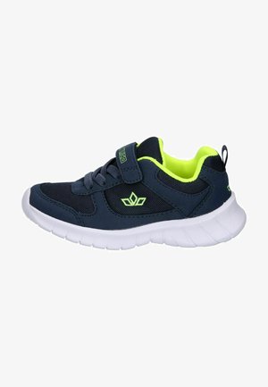 Blauer Sportschuh mit neongrünen Akzenten, Obermaterial aus Mesh, runde Zehenform, weiße Gummisohle und verstellbarer Riemen über den Schnüren.