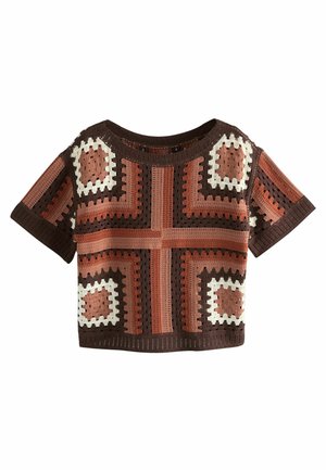 Kortärmelig gehaakte top met geometrische vierkante patronen in bruin, roestkleur en crème, voorzien van een ronde halslijn en een boxy pasvorm.