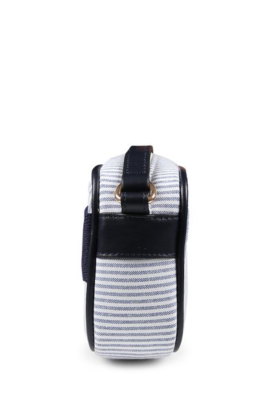 Borsa in tessuto a righe blu navy e bianca con orientamento verticale, dotata di dettagli in pelle e di una maniglia superiore per un facile trasporto.