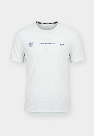 Λευκό κοντομάνικο μπλουζάκι τρεξίματος Nike με μικρά μπλε λογότυπα και το κείμενο «NIKE RUNNING» στο κέντρο του στήθους.