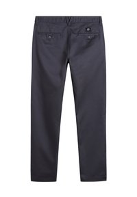 Pantalon bleu marine à la texture lisse, doté de deux poches arrière avec fermetures à bouton et d'une étiquette de logo sur la ceinture.