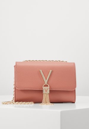 Różowa skórzana torebka crossbody z złotym łańcuchem, z V-kształtnym zapięciem i detalem w postaci frędzla z przodu. Kompaktowy prostokątny kształt.
