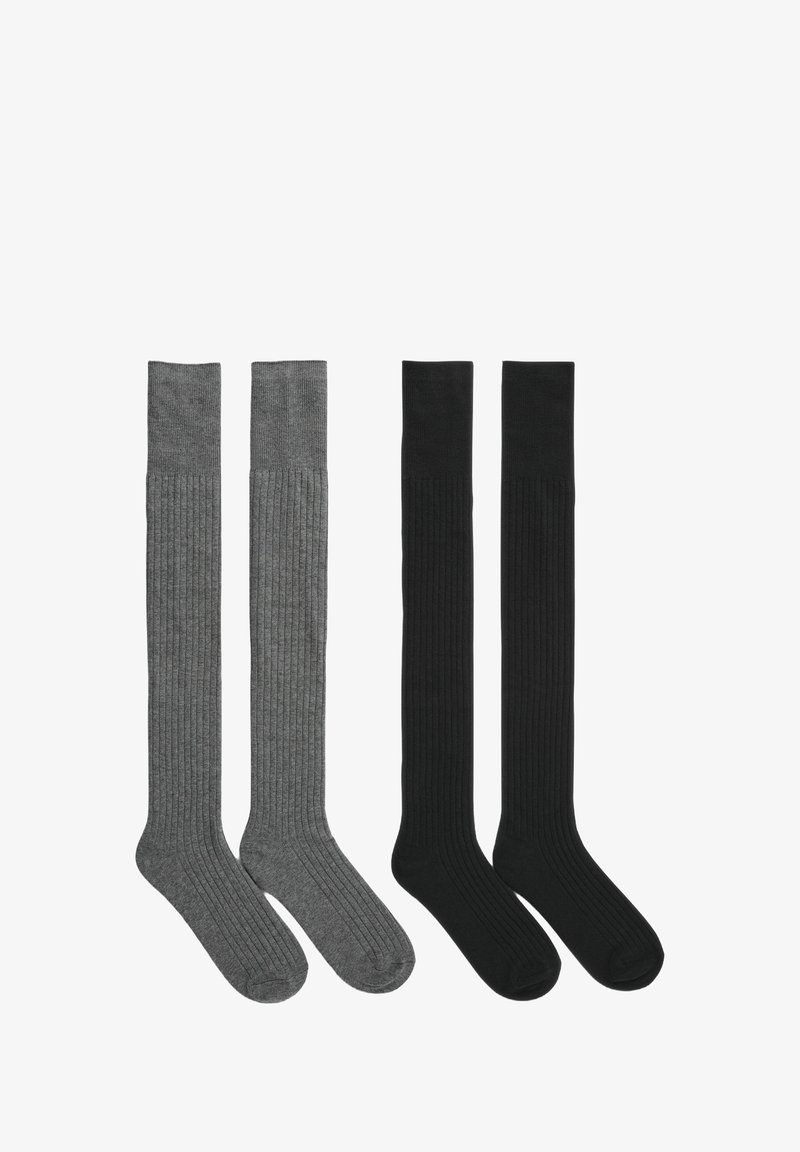 Set di quattro calze fino al ginocchio: due in grigio scuro con texture a costine e due in nero uniforme, tutte con un bordo superiore liscio.