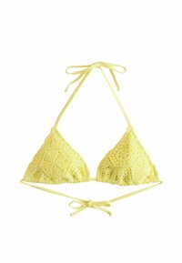 Geel gehaakte bikini-top met driehoekige cups, voorzien van geometrische patronen en strikjes op de nek en rug. Soepele stofbandjes.