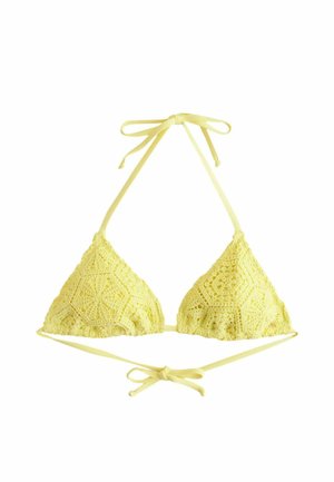 Geel gehaakte bikini-top met driehoekige cups, voorzien van geometrische patronen en strikjes op de nek en rug. Soepele stofbandjes.