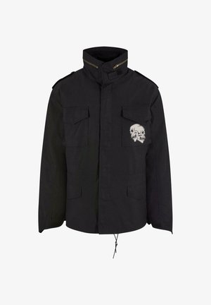 Juodas švarkas su aukštu apykakle, priekiu užtraukiamu užtrauktuku, dviem krūtinės kišenėmis ir kaukolės grafika kairėje kišenėje. Pagamintas iš tvirto medžiagos.