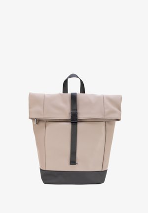 Beige og sort rygsæk med rullelukning, sort spænde strop og topbærehåndtag på hvid baggrund.