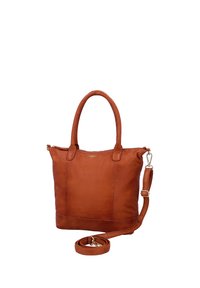 Bolso tote de cuero marrón con dos asas y una correa de hombro ajustable y desmontable enrollada a su lado sobre un fondo blanco.