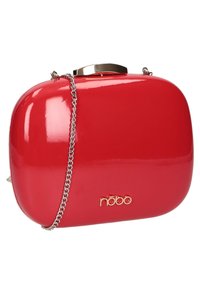 Pochette rouge brillante avec une forme rectangulaire incurvée, des accessoires en or et une bandoulière chaîne. Présente le nom de la marque "nobo" en or.