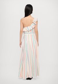 Vestido maxi com design de um ombro, apresentando riscas verticais multicoloridas em tons pastel. Borda volumosa, tecido leve e uma silhueta fluida.