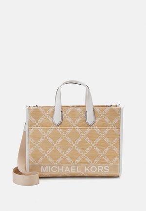Borsa a tracolla con motivo beige e marrone chiaro, dotata di manici bianchi e tracolla regolabile, che presenta il logo "MICHAEL KORS" sulla parte inferiore anteriore.