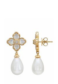 Orecchini in tonalità oro con un design floreale, petali in smalto bianco e una pietra centrale. Una grande perla a forma di pera pende al di sotto.