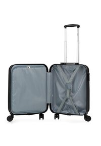 Maleta rígida negra con un mango plateado retráctil, ruedas de 360 grados y un interior gris que cuenta con correas y un compartimento con cremallera.