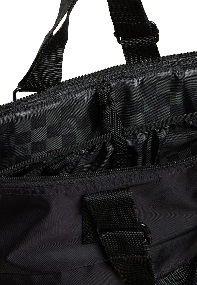 Czarna torba na ramię z teksturowanej tkaniny, z zamkiem błyskawicznym i wnętrzem w kratkę. Zawiera regulowane paski.
