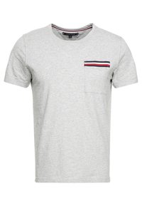 Graues kurzärmeliges T-Shirt aus Baumwolle, mit einer Brusttasche, die am oberen Rand einen gestreiften Akzent in Marineblau, Rot und Weiß aufweist.