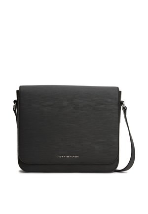 Μαύρη τσάντα crossbody από δέρμα με υφή, με κλείσιμο με καπάκι και ρυθμιζόμενο λουράκι ώμου, με το λογότυπο Tommy Hilfiger μπροστά.