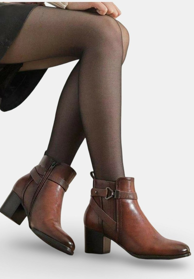 Bottines en cuir marron à talon carré, dotées d'une fermeture éclair latérale, d'une sangle réglable avec boucle et d'accents texturés.