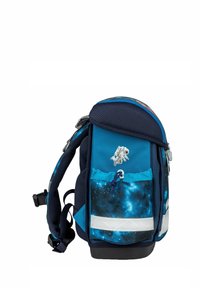 Blaue Rucksack mit Weltraumthema, mit Netzakzenten, einem reflektierenden Streifen und einer Astronautengrafik auf einer galaxiemusternden Tasche.