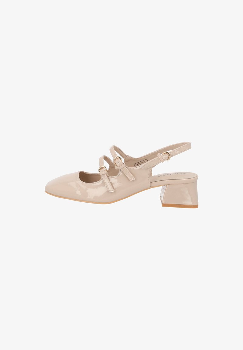 Chaussures slingback beiges en cuir verni avec un bout pointu, deux brides avec des accents ronds et un talon bloc. Texture lisse et design minimaliste.