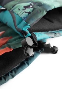 Färggt yttre tyg med teal- och korallnyanser, med dragsko-stängning, svarta detaljer och en mjuk svart foder. Texturerade ytdetaljer.