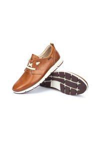 Scarpe in pelle marrone con tomaia liscia, cuciture a contrasto e suola testurizzata con bordo bianco. Inclusi lacci chiari e un'etichetta posteriore.