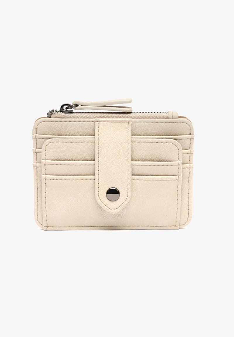 Cartera de cuero beige con correa frontal con botón a presión, múltiples ranuras para tarjetas y compartimento con cremallera en la parte superior.
