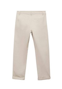 Pantalon en coton beige avec une coupe droite, ourlets retroussés et deux poches arrière, présentant une surface texturée et des coutures minimalistes.