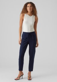 Vero Moda VMJESMILO ANKLE GA - Pantalones deportivos - navy blazer