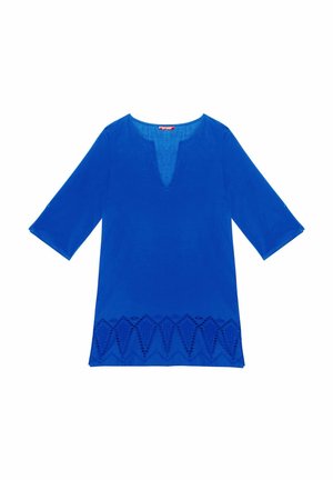 Sininen pellavapaita, jossa on V-pääntie, kolmannen osan hihat ja monimutkaisella kuvioinnilla varustettu helma, joka sisältää timantti-reikiä.