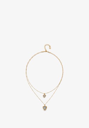 Collar doble de oro con colgantes triangulares de piedra azul claro con engastes texturizados y una extensión en la cadena para ajustar la longitud.