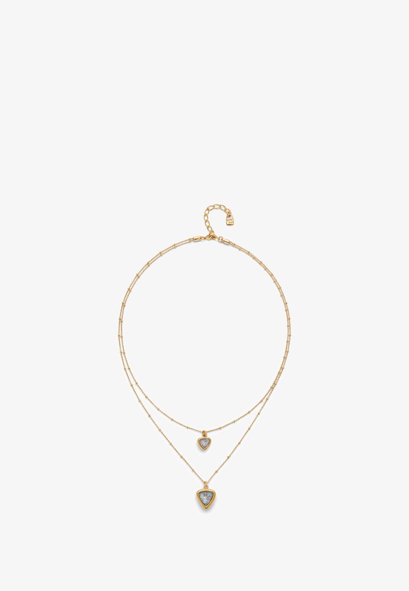 Collier doré à double couche avec pendentifs en pierre triangulaire bleu clair et montures texturées, doté d'une chaîne rallonge pour ajuster la longueur.