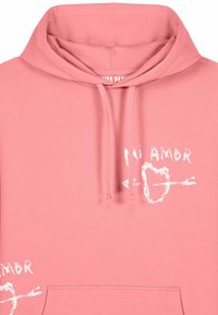 Felpa rosa realizzata in morbido tessuto, con tasca frontale e stampa grafica di "mi amor" con un cuore e una freccia in bianco.