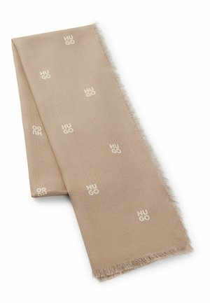 Sciarpa rettangolare beige con bordi sfrangiati e loghi bianchi "HUGO" ripetuti su tutta la superficie. Piegata e distesa in piano.