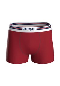 Boxer rossi con vita a righe bianche e blu navy che riportano la scritta "PATRIOTS" e un logo. Texture liscia, design aderente.