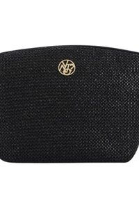 Pochette nera texturizzata realizzata in materiale tessuto, con un logo dorato liscio sulla parte anteriore. Parte superiore arrotondata con chiusura a zip, design compatto.
