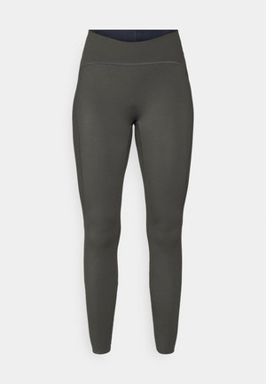 Høyt midjebelte legginger i olivengrønn, laget av et elastisk materiale med en glatt tekstur og flate sømmer, som gir en tettsittende silhuett.