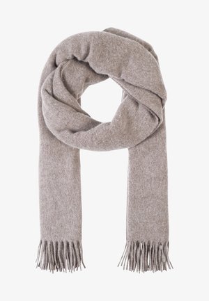 Bufanda de lana marrón claro y suave, doblada en forma de lazo con extremos desflecados sobre un fondo blanco.