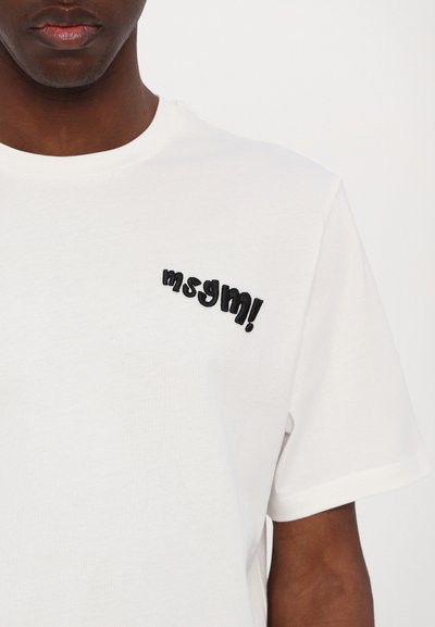 Weißes Baumwoll-T-Shirt mit einem schwarzen, gestickten "msgm!"-Logo auf der linken Brust. Klassisches Rundhalsdesign mit kurzen Ärmeln.