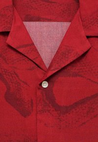 Rode shirt met korte mouwen, voorzien van een textuurpatroon, zachte stof, puntige kraag en een enkele knop bij de halslijn. Subtiele verloopkleuren.