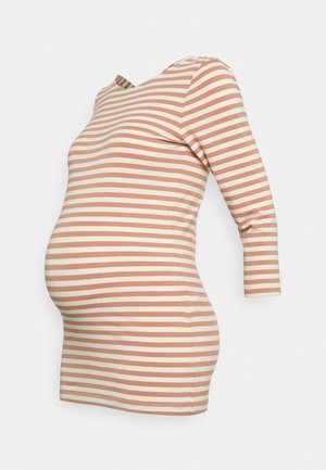 Haut de maternité moulant à manches longues avec des rayures horizontales beige et blanches sur un mannequin de torse, vu de côté.