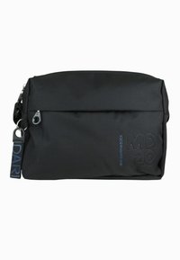 Borsa a spalla in tessuto nero dalla forma piatta, con logo impresso, hardware argentato e una tracolla con testo blu. Texture liscia, design minimalista.