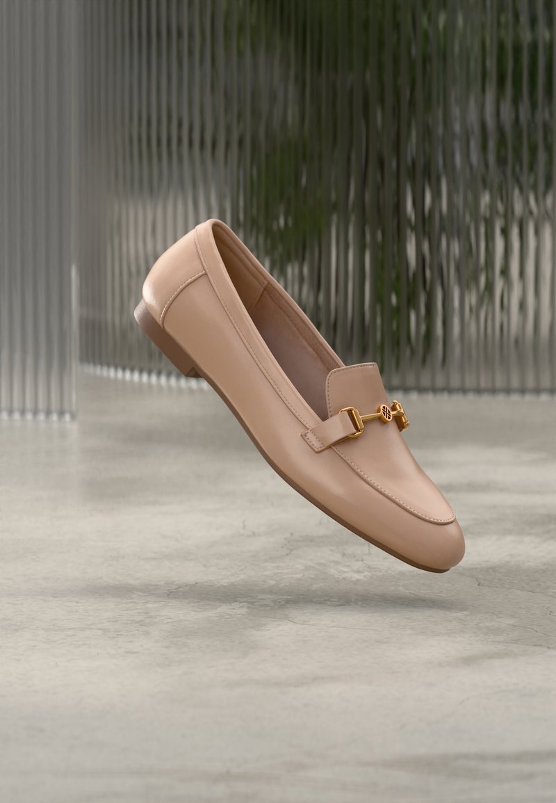 Mocassins en cuir beige à bout carré, ornés d'une boucle dorée. Texture lisse avec un talon bas et solide. Design léger.